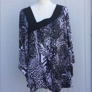 Asymmetric neckline white/black top